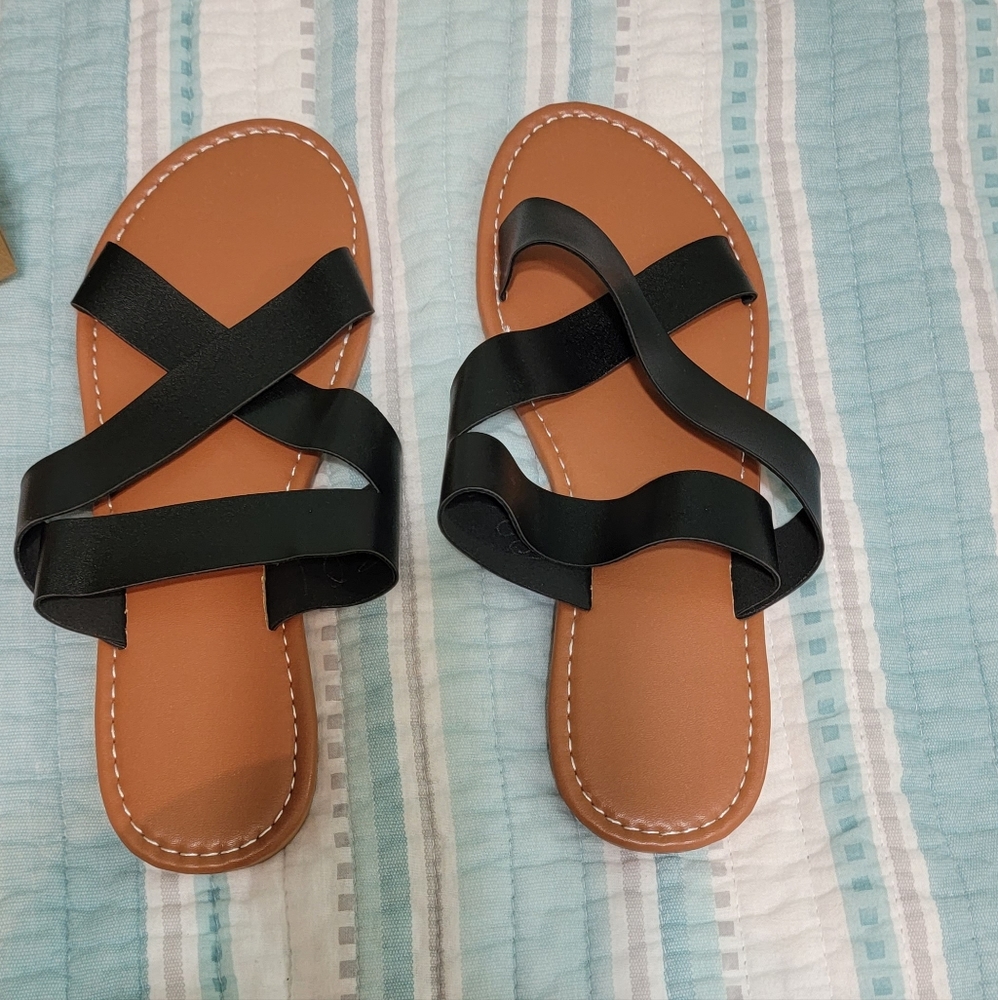 Ladies Flat Sandles SZ 8 NWOT Tan